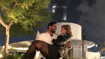 أحمد فلوكس يحمل هنا شيحة في صورة رومانسية من شهر العسل