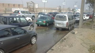 كثافات مرورية أمام نادي الجزيرة بسبب كسر ماسورة مياه