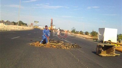 استمرار العمل بتوصيل الغاز إلى منطقة الأحياء بالغردقة (صور)