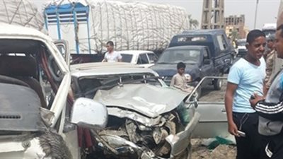 إصابة شخص في حادث تصادم بين سيارتين بكوبري السندباد