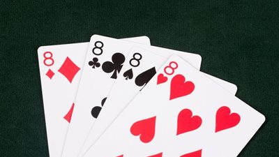 رقم خفي في الـ«8 الكومي» بورق الكوتشينة يشعل الإنترنت (صور)