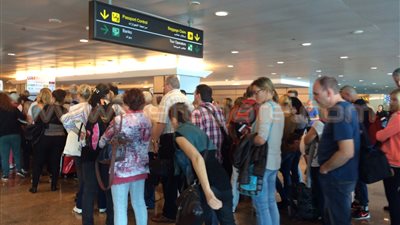 بالصور.. أفواج سياحية جديدة بمطاري شرم الشيخ والغردقة.. وصول 80 رحلة جوية إلى جنوب سيناء.. ووفد رسمي روسي بالمحافظة للتنسيق الأمني وحماية الركاب.. و«البحر الأحمر» تستقبل 60 فوجا سياحيا