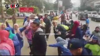 عمال «الزمالك» ينظمون مسيرة احتفالية لمنزل مرتضى منصور (فيديو)