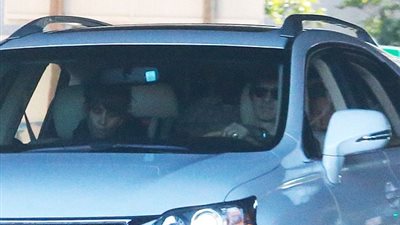 بالصور.. «هالي بيري» تجلس بجانب طليقها في السيارة