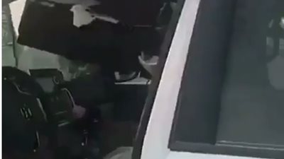 العناية الإلهية تنقذ أشخاصا اصطدم غطاء صرف بسيارتهم (فيديو)