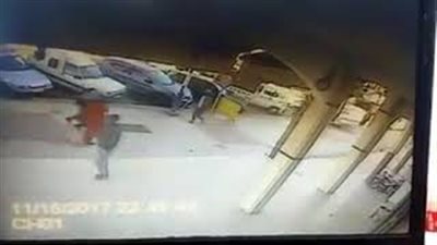 لحظة سرقة لص امرأة في وضح النهار (فيديو)