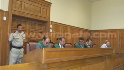 بالفيديو والصور.. بدء محاكمة 8 إخوان بأسيوط