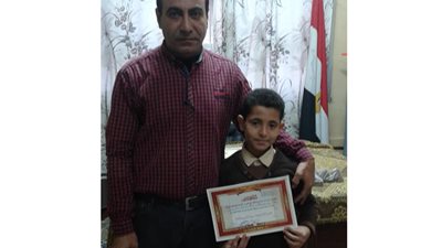 «بساعد بابا وإخواتي».. مدير مدرسة في الدقهلية يكرم طالبا يبيع الترمس