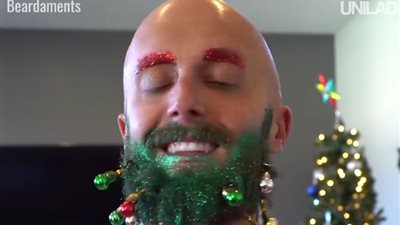 مجموعة أشخاص يحولون لحاهم لأشجار كريسماس (فيديو)