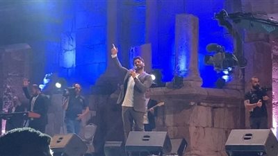 حفل تامر حسني في مهرجان جرش يثير غضب محبيه بسبب التذاكر | فيديو