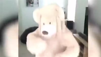 فتاة تتحول لدب ضخم وتتجول في الشارع (فيديو)