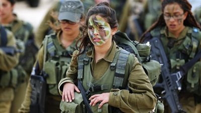 تحرش وألم في الركبة.. الوجه الآخر لأكذوبة مجندات جيش الاحتلال