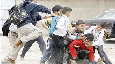 «العنف في المدارس.. جرس إنذار».. تلميذ يعتدي على زميله بشفرة حلاقة في أشمون.. مقتل طالب في شبين الكوم.. كسر أنف طفل في الشرقية.. إصابة صبي بارتجاج في المخ بدمنهور.. وتربوي: الكثافة الطلابية 