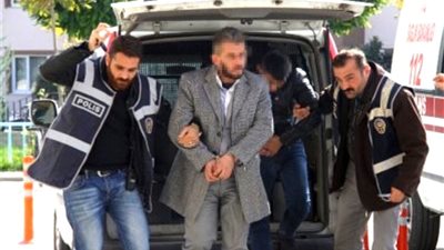 بالصور.. أتراك يقتلون سوريا بسبب أكله البذر