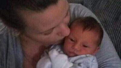 أم تقتل رضيعها بسبب نومهما على الأريكة (صور)