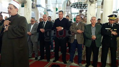 محافظ السويس والأهالي يؤدون صلاة الغائب على شهداء الروضة