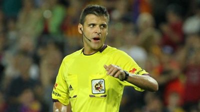 «مانزانو» حكما لموقعة أتلتيكو مدريد وبرشلونة بالدوري الإسباني