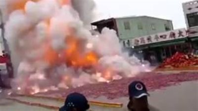 بالفيديو.. حريق هائل بسبب إشعال كمية هائلة من الألعاب النارية