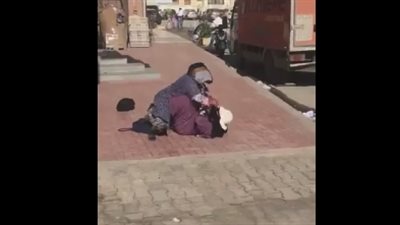 مشاجرة عنيفة بين متسولتين في الشارع (فيديو)