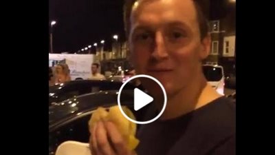 رد فعل صادم صبي لحظة مشاجرة عنيفة بين شباب وفتيات (فيديو)