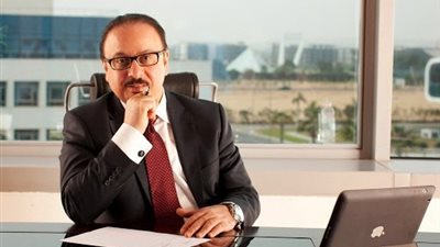 وزير الاتصالات يغادر مؤتمر التأجير التمويلي لاستدعائه من «الوزراء»