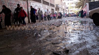 بالفيديو والصور.. مياه المجاري والصرف الصحي تحاصر مدرسة «نجيب محفوظ» بالمنيب.. أولياء الأمور: 