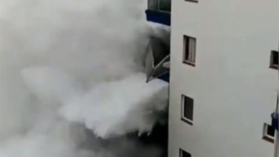 موجات عاتية بالمحيط الأطلنطي تدمر المنازل وتغرق الشوارع (فيديو)