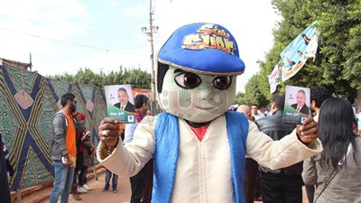 العرائس وزجاجات المياه وسائل الدعاية في انتخابات الشمس (صور)