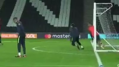 حارس ليفربول يتألق في تدريبات البرازيل قبل مواجهة الكاميرون (فيديو)