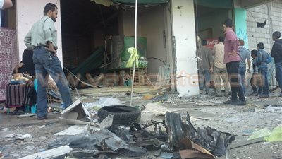 بالصور.. نرصد آثار تفجير سيارة مفخخة بالعريش