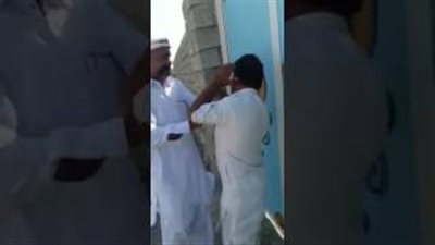 رد فعل صادم لأب حلق ابنه «شنبه» (فيديو)