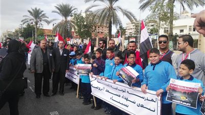 طلاب مدارس المطرانية ببورسعيد يرفعون لافتات «لا للإرهاب» (فيديو)