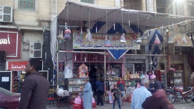 قبطي يبيع حلوى المولد النبوي على أنغام «الابتهالات الدينية» بالمنيا