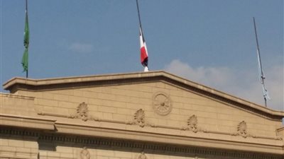 تنكيس علم جامعة القاهرة حدادا على شهداء تفجير مسجد الروضة (صور)