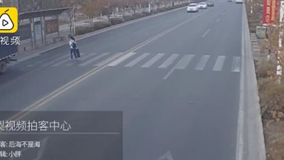 لحظة دهس شاحنة رجل حاول عبور الطريق ركضا (فيديو)