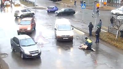 امرأة تتعرض لحادث دهس مروع (فيديو)