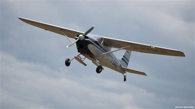 راكب يقود طائرة خفيفة استرالية بعدما فقد قائدها وعيه