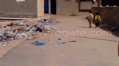 بالصور.. القمامة تضرب حي الشروق بمطروح.. اختفاء عمال النظافة مع غياب رؤساء الحي.. الأهالي: أين وعود المحافظ.. ورائحة القمامة تحاصرنا والضرر يصيب الصحيح فينا قبل المريض