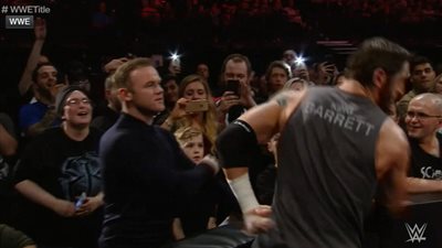 بالفيديو والصور.. لحظة صفع «رونى» للمصارع «ويد باريت»