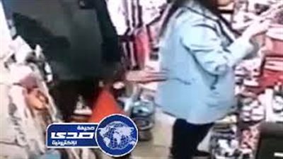 لص يسرق هاتفا محمولا من صاحبته بعصا السوشي (فيديو)