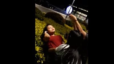 فتاة تتعرض لموقف محرج حاولت التقاط صورة (فيديو)