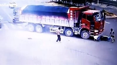 نجاة سائق دراجة نارية من الموت مرتين خلال ثوان (فيديو)