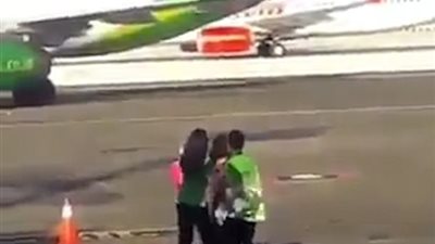 امرأة تطارد طائرتها على مدرج المطار (فيديو وصور)