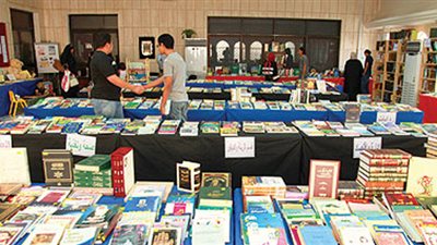 ثورة 25 يناير تهدد عرش معرض الكتاب.. ركود في حركة البيع.. والناشرون يشتكون قلة أعداد الرواد.. زيادة الإيجار على مكتبات سور الأزبكية.. ورئيس هيئة المعارض: انخفاض القدرة الشرائية السبب