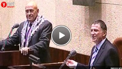 بالفيديو.. نائب عربي يعتلي منبر الكنيست بالكوفية الفلسطينية