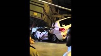 بالفيديو.. شاحنة ضخمة تسحق سيارة «لاند كروزر» بالسعودية