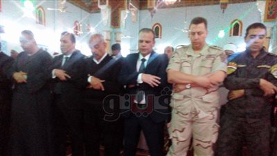 محافظ الأقصر يؤدي صلاة الغائب على شهداء الروضة (صور)