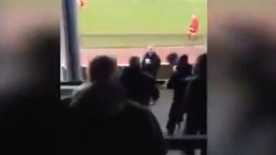 بالفيديو.. ناد إنجليزي يشطب لاعبًا بعد اعتدائه على أحد الجماهير