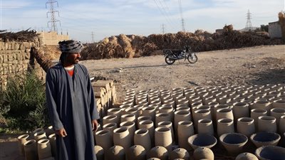 «مزهريات ورد الحب».. زينة قصور الأعيان.. ولقمة عيش أهالي عرب الخيش بقنا (صور)