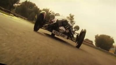 بالفيديو.. شاهد السيارة 